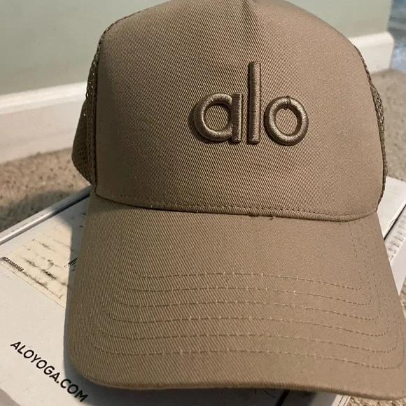 Alo Yoga District Trucker Hat Stealth Beige - ONLYBRANDSJO ☆alo